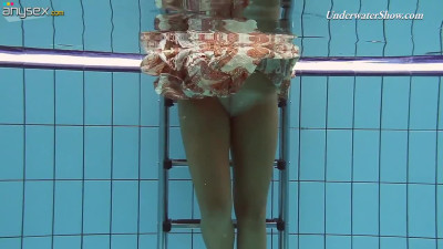 Yummy swimmer Krasula Fedorchuk is stripping under the water