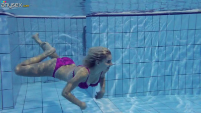 Sex-appeal blonde Elena Proklova is stripping under the water