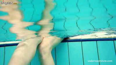 Hot underwater show by slutty swimming chick Liza Bubarek