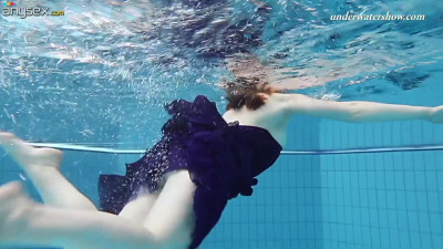 Sexy swimming babe Lenka strips under the water