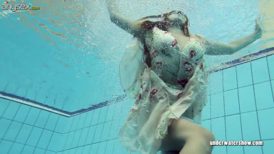 Russian chick with super hairy twat Lucy Gurchenko does tricks under the water