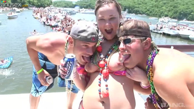 Several crazy chicks is having dirty sex fun on the beach