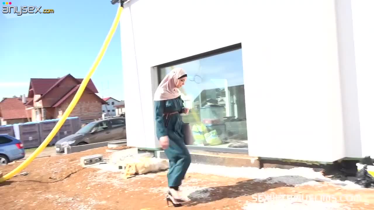 Muslim MILF sucks a worker's cock to speed up repairs Free Porn Videos | ePornAny.