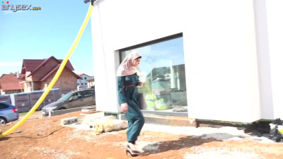 Muslim MILF sucks a worker's cock to speed up repairs